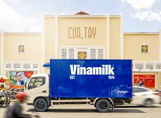 A blue truck on the street

AI-generated content may be incorrect.