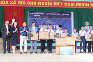 Tân Á Đại Thành tặng máy tính cho các trường học vùng lũ Quảng Trị