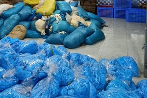 Bắc Ninh: Phát hiện kho hàng chứa hàng chục tấn găng tay cao su kém chất lượng