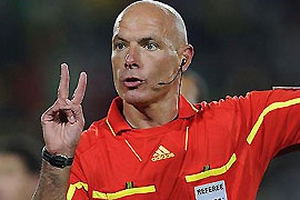 M.U lại gặp may trước Arsenal