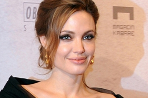 Angelina Jolie bị dọa giết vì phim đầu tay