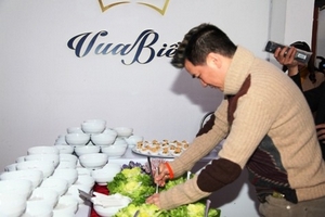 Hà Tĩnh: Mr. Đàm chế biến món ăn đãi khách ngày khai trương Vua Biển