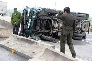 Hà Tĩnh: Xe tải đâm dải phân cách, 2 người bị thương nặng