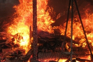 Cám cảnh gia đình vợ bệnh, con đau hỏa hoạn tiêu rụi toàn bộ ngôi nhà