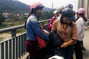 Hai mẹ con ôm nhau nhảy cầu tự vẫn