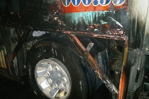 Xe khách bốc cháy trong đêm, hàng chục hành khách hú vía