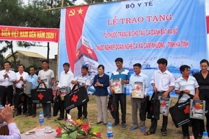 Bộ Y tế trao tặng 157 tủ thuốc cấp cứu cho Nghiệp đoàn  nghề cá Cẩm Nhượng - Hà Tĩnh