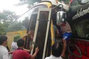 Hà Tĩnh: Xe khách đấu đầu mắc kẹt trên QL 8A