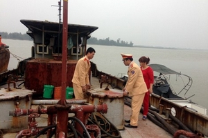 Hà Tĩnh: Tạm giữ tàu sắt “hết đát" chở hơn 60 ngàn lít dầu diesel