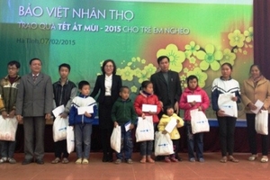 Bảo Việt Nhân thọ Hà Tĩnh: Trao 30 suất quà tết cho trẻ em nghèo