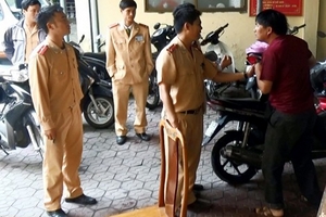 Hà Tĩnh: Xe buýt “nhồi nhét” khách, chống đối người thi hành công vụ