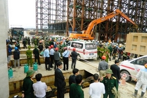 Trắng đêm để tìm kiếm những thi thể mắc kẹt trong đống đổ nát tại công trường Formosa