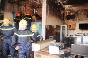 Hà Tĩnh: Siêu thị máy lạnh Nghệ Tĩnh bốc cháy dữ dội giữa trưa