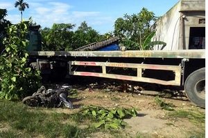 Hà Tĩnh: Xe đầu kéo Công ty Bình Nguyên mất lái đâm thẳng vào ki-ốt của dân, 3 người bị thương