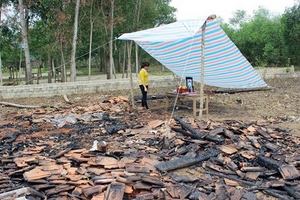 Hà Tĩnh: Họa vô đơn chí, cô bé mồ côi rơi vào cảnh "màn trời chiếu đất" sau hỏa hoạn !