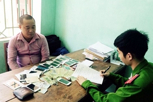 Bắt thanh niên mang Iphone giả lừa lấy thẻ cào điện thoại