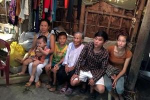 Cụ bà mù mắt sống cùng bốn thế hệ trong căn nhà dột nát
