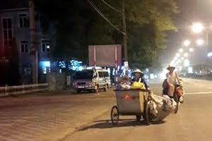 Những người lao công ẩn mình trong ngày phụ nữ Việt Nam