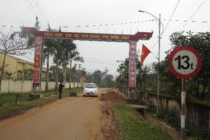 Hà Tĩnh: Sợ hỏng đường, xã đổ trụ bê tông để... cấm xe