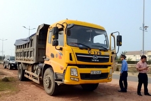 Quảng Bình: “Xe vua” lộng hành trên đường Võ Nguyên Giáp