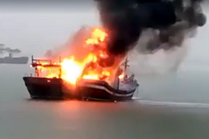 Quảng Bình: Ngư dân bất lực nhìn 2 tàu cá cháy trụi trong dông tố