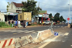 Đắk Nông: Container mất lái băng qua đường lao vào nhà dân