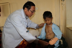 Hà Tĩnh: Nghịch kíp mìn, một học sinh phải tháo 4 đốt ngón tay