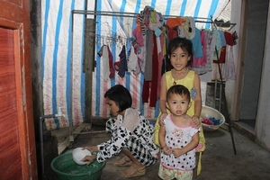 Hà Tĩnh: Xót cảnh người mẹ đơn thân gầy gò nuôi 2 con thơ