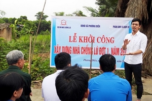 MC Phan Anh đến xây nhà chống lũ, bà con Hà Tĩnh 'cảm động, biết ơn'