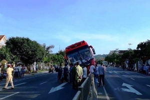 Quảng Bình: 2 cha con thoát chết kỳ diệu dưới gầm xe khách