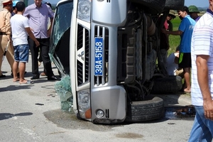 Hà Tĩnh: Lái xe bỏ chạy đâm lật xe CSGT