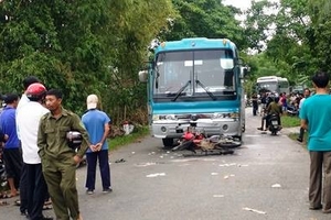 Hà Tĩnh: Hai thanh niên đâm vào xe khách thương vong