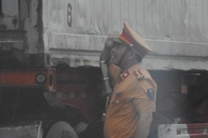 Hà Tĩnh: Cảm động hình ảnh đại úy CSGT thông đường trong tâm bão