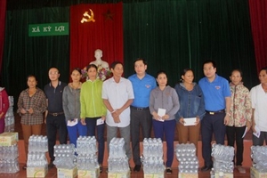 Trung ương đoàn phối hợp Tân Hiệp Phát trao hơn 350 triệu đồng dân vùng bão Hà Tĩnh