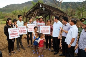 Hà Tĩnh: Phó Thủ tướng Chính phủ tới động viên và tặng quà người dân vùng tâm bão