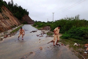 Hà Tĩnh: CSGT Vũ Quang dọn đất đá sạt lở trôi giữa đường