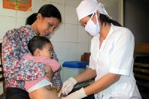 Hậu Giang khám cho trẻ trước khi tiêm vắcxin Quinvaxem