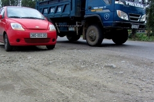 Xuất hiện nhiều ổ trâu, ổ gà trên quốc lộ 1A