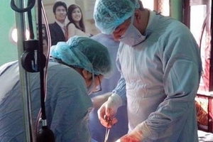 Chồng bệnh nhân được bác sỹ mổ cấp cứu tại nhà: “Huyết áp về 0, tôi nghĩ vợ mình sẽ chết!”