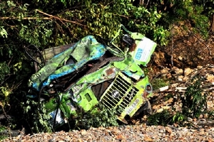 Xe tải chở than lao xuống vực, 1 người thiệt mạng