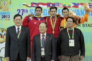 Bộ trưởng Hoàng Tuấn Anh trao HCV cho Quốc Khánh