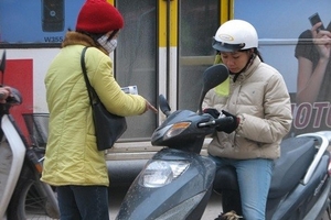 Dịch vụ đổi tiền lẻ giáp Tết: Cắn răng đi đổi “tiền em”