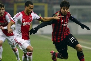 Napoli "chết" trên kỷ lục, Dortmund, Arsenal và Milan đi tiếp