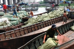 Thúc đẩy thương mại biên giới Móng Cái-Đông Hưng