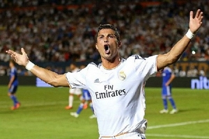 Ronaldo lại khiến Messi "ngửi khói" trong cuộc đua danh hiệu