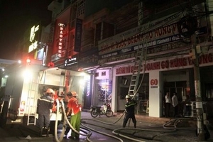 Lò bánh mì bốc cháy giữa phố