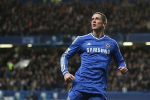 Torres giúp Chelsea áp sát Arsenal, Bayern vô địch mùa đông