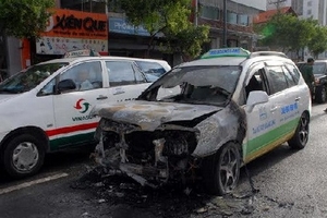 Xe taxi đang chạy bất ngờ bốc cháy, bị hư hỏng nặng