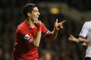 Luis Suarez vùi dập Tottenham, ghi 17 bàn sau 11 trận!