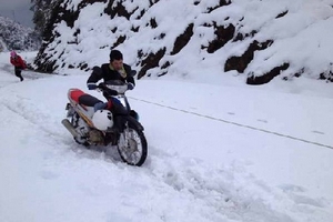 Lai Châu: Băng tuyết dày 50cm, Quốc lộ 4D tắc nghẽn